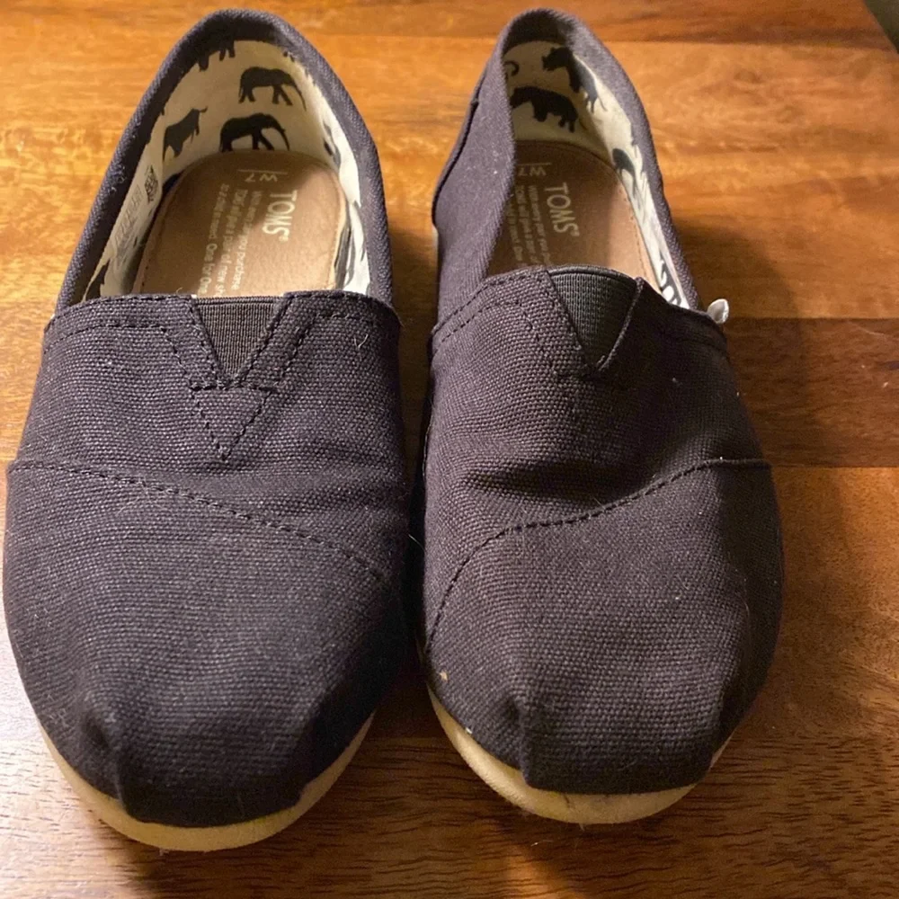 Tom’s Slip on Black Shoes Size W7 - Picture 2 of 6